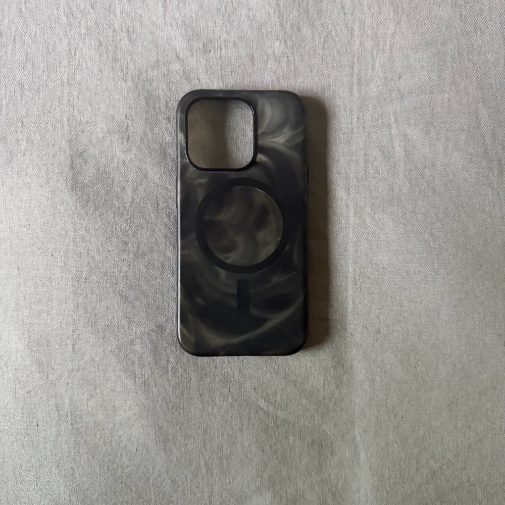 iPhone 15 Pro Otterbox phone case - Black MagSafe-Compatible